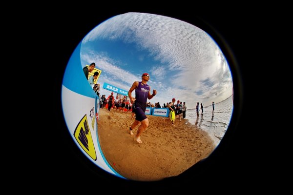 配股宝 金山城市沙滩 见证“铁人”十载终极挑战